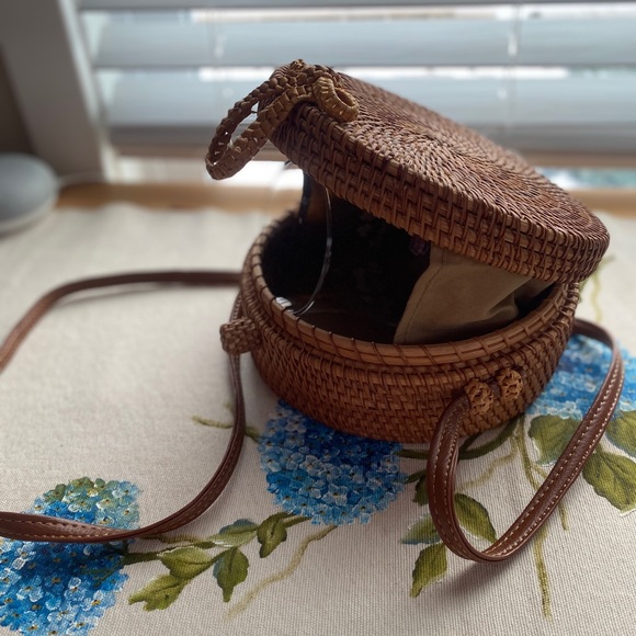 Handwoven crossbody rattan bag - Picture 7 of 11